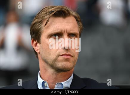 31 agosto 2022, Hessen, Francoforte sul meno: Markus Krösche, direttore dello sport di Eintracht Frankfurt Fußball AG, si trova all'interno dello stadio ai margini della partita di addio di Alexander Meier. Foto: Arne Dedert/dpa - NOTA IMPORTANTE: In conformità ai requisiti della DFL Deutsche Fußball Liga e della DFB Deutscher Fußball-Bund, è vietato utilizzare o utilizzare fotografie scattate nello stadio e/o della partita sotto forma di sequenze di immagini e/o serie di foto simili a un video. Foto Stock