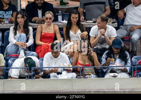 New York, NY - 31 agosto 2022: Kiyan Carmelo Anthony (2nd da sinistra, prima fila), Lala Anthony (3rd da sinistra prima fila), Leah McCarthy, Gigi Hadid, Bella Hadid, Marc Kalman (2nd fila da L - R) Partecipa alla partita di 2nd round degli US Open Championships tra Serena Williams e Anett Kontaveit of Estonia al Billie Jean King National Tennis Center Foto Stock