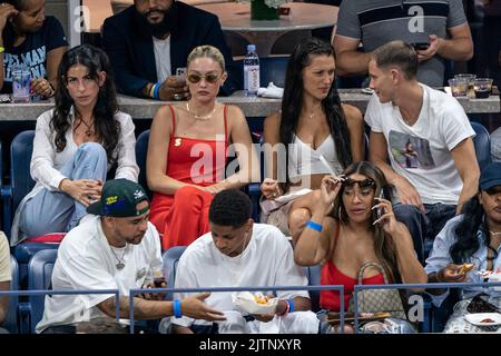 New York, NY - 31 agosto 2022: Kiyan Carmelo Anthony (2nd da sinistra, prima fila), Lala Anthony (3rd da sinistra prima fila), Leah McCarthy, Gigi Hadid, Bella Hadid, Marc Kalman (2nd fila da L - R) Partecipa alla partita di 2nd round degli US Open Championships tra Serena Williams e Anett Kontaveit of Estonia al Billie Jean King National Tennis Center Foto Stock