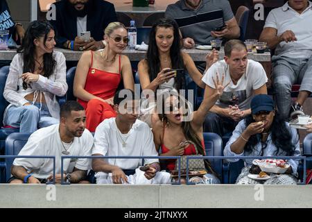 New York, NY - 31 agosto 2022: Kiyan Carmelo Anthony (2nd da sinistra, prima fila), Lala Anthony (3rd da sinistra prima fila), Leah McCarthy, Gigi Hadid, Bella Hadid, Marc Kalman (2nd fila da L - R) Partecipa alla partita di 2nd round degli US Open Championships tra Serena Williams e Anett Kontaveit of Estonia al Billie Jean King National Tennis Center Foto Stock