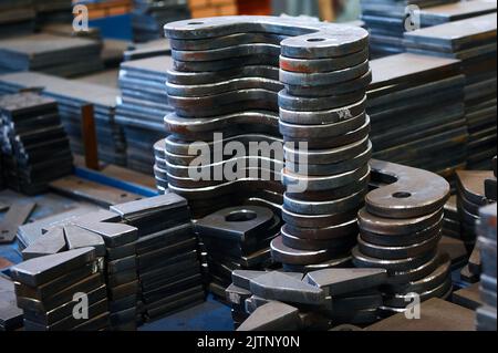 Pile di pezzi diversi in lamiera di materiale metallico Foto Stock