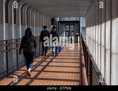 Giacarta, Indonesia-27 maggio 2022: Persone asiatiche che camminano sul ponte pedonale Foto Stock