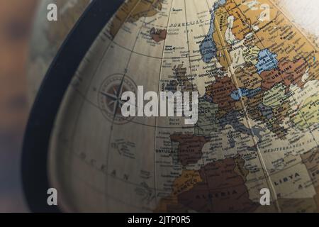 Primo piano Paesi dipinti con colori diversi su un globo geografico rotante. Modello di messa a terra su un supporto. Foto di alta qualità Foto Stock