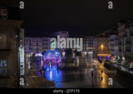 Decorazione natalizia nel centro della città di Vitoria, nel nord della Spagna Foto Stock