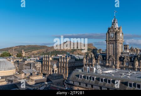 Lo skyline di edimburgo guardando verso Arthur's Seat Foto Stock