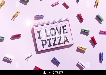 Visualizzazione concettuale i Love Pizza, Business Overview to Like a lot Italian food with cheese ham Pepperoni in Slices Team Members Looking at Whiteboard B. Foto Stock