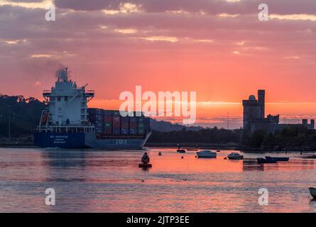 Blackrock, Cork, Irlanda. 01st Settembre 2022. La nave portacontainer BG Sapphire scava lungo il fiume verso il castello di Blackrock mentre parte per Rotterdam dai Tivoli Docks di Cork, Irlanda. - Credit; David Creedon / Alamy Live News Foto Stock