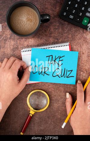 Didascalia di testo Presentazione Take our Quiz, Foto concettuale compilate il questionario breve esame Feedback Foto Stock