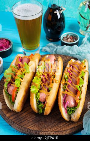 Hot dog con lattuga, pomodori e cipolle sottaceto. Polpettine alla griglia con salsiccia Foto Stock