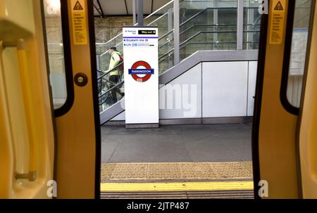 Londra, Inghilterra, Regno Unito. Stazione della metropolitana di Farringdon (in realtà fuori terra) Foto Stock