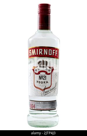 Croydon, Regno Unito - 17 febbraio 2022: Editoriale illustrativo della bottiglia di vetro di Smirnoff vodka isolato su sfondo bianco Foto Stock