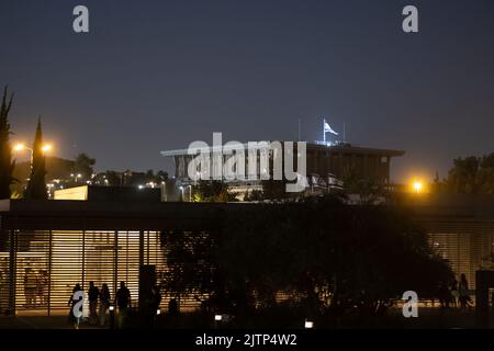 Vista notturna della Knesset, la legislatura nazionale unicamerale di Israele, situata a Kiryat HaLeom, conosciuta anche come Kiryat Hauma, che è stata tradizionalmente considerata la parte settentrionale del quartiere Givat RAM., Gerusalemme ovest. Israele Foto Stock