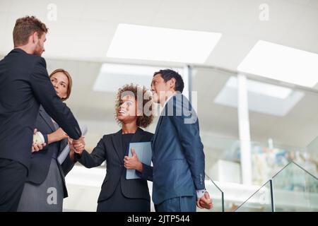 È fantastico avere a disposizione un ufficio moderno per gli uomini d'affari. Foto Stock