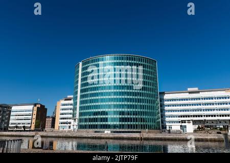 Copenaghen, Danimarca. Agosto 13, 2022. L'Alm Brand Building sul porto Foto Stock