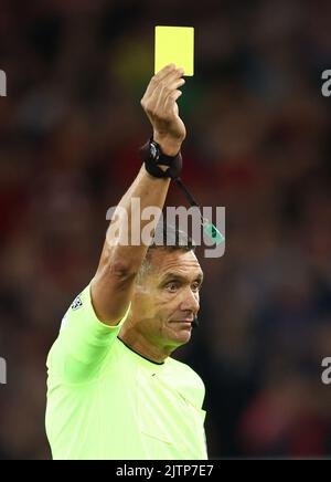 Liverpool, Inghilterra, 31st agosto 2022. L'arbitro Andre Marriner mostra un cartellino giallo durante la partita della Premier League ad Anfield, Liverpool. L'immagine di credito dovrebbe essere: Darren Staples / Sportimage Foto Stock