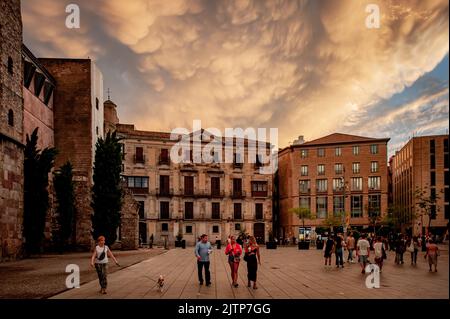 31 agosto 2022, Barcellona, Spagna: La gente cammina lungo la piazza della Cattedrale nel quartiere gotico di Barcellona sotto un cielo nuvoloso e colorato dopo una giornata di sole e forti piogge. Credit: Jordi Boixareu/Alamy Live News Foto Stock