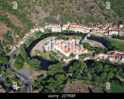 VISTA AEREA. Priorato di Sainte-Croix all'interno di un meandro del fiume Allier. Lavoûte-Chilhac, alta Loira, Auvergne-Rhône-Alpes, Francia. Foto Stock