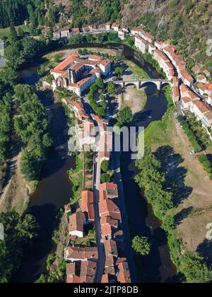 VISTA AEREA. Una città medievale e un priorato all'interno di un meandro / istmo sul fiume Allier. Lavoûte-Chilhac, alta Loira, Auvergne-Rhône-Alpes, Francia. Foto Stock