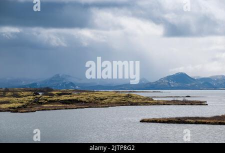 Il lago allagato della valle di frattura nel Parco Nazionale di Thingvellir, Islanda. Foto Stock