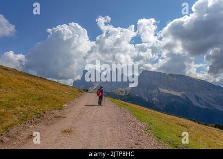 Vista del sentiero verso il gruppo Odle (Geislergruppe) nelle alpi dolomitiche, Alto Adige, Italia. Foto Stock