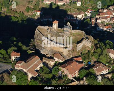 VISTA AEREA. Castello di Saint-Ilpize arroccato su un promontorio roccioso sopra il fiume Allier. Saint-Ilpize, alta Loira, Auvergne-Rhône-Alpes, Francia. Foto Stock