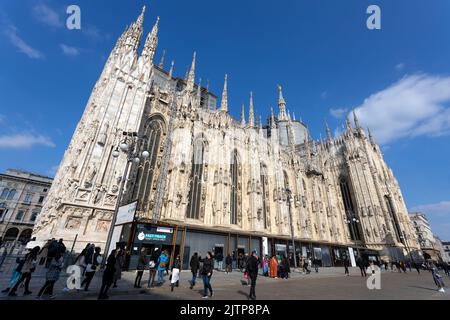 MILANO, ITALIA, 5 MARZO 2022 - Vista sul Duomo di Milano, vista laterale, Piazza Duomo, Italia Foto Stock