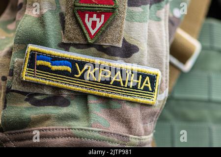 Bandiera dell'Ucraina con tridente, esercito ucraino o forze armate su una patch di un soldato militare uniforme, primo piano Foto Stock