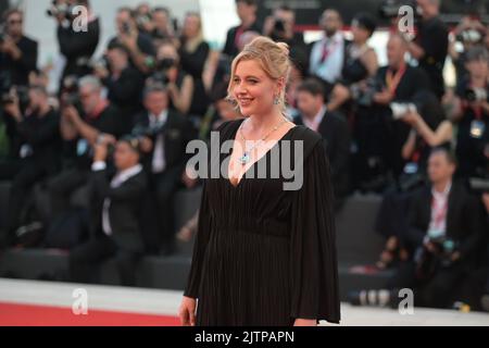 Venezia, Italia. 31st ago, 2022. Greta Gerwig partecipa alla cerimonia del "rumore bianco" e del "Red Carpet di apertura" durante il Festival Internazionale del Cinema di Venezia del 79th. Credit: Stefanie Rex/dpa/Alamy Live News Foto Stock