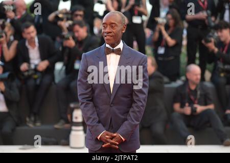 Venezia, Italia. 31st ago, 2022. Don Cheadle partecipa alla cerimonia del "rumore bianco" e al Red Carpet di apertura durante il Festival Internazionale del Cinema di Venezia del 79th. Credit: Stefanie Rex/dpa/Alamy Live News Foto Stock