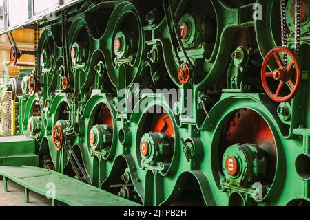 Alberi della vecchia macchina per la produzione della carta. Primo piano Foto Stock