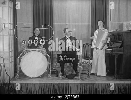 Una band di danza britannica, il De Berrys Trio, in scena al Whitehall Court Hotel, Londra, Inghilterra, Regno Unito nel dicembre 1937. Le prime band dance e swing hanno avuto il loro massimo splendore nel Regno Unito negli anni 1920s-30s. Band suonate nelle sale da ballo e nelle sale da ballo dell'hotel. Hanno suonato musica melodica e di buon tempo e i singoli giocatori suonavano in diverse band. Questa immagine proviene da un vecchio vetro negativo - una fotografia vintage 1930s. Foto Stock