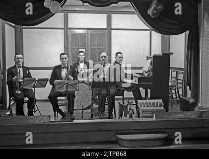 Una band britannica di cinque pezzi, la Jack Monks Jazz Band, sul palco a Sutton, Surrey (ora un quartiere di Londra), Regno Unito nel dicembre 1937. Le prime band dance e swing hanno avuto il loro massimo splendore nel Regno Unito negli anni 1920s-30s. Band suonate nelle sale da ballo e nelle sale da ballo dell'hotel. Hanno suonato musica melodica e di buon tempo e i singoli giocatori suonavano in diverse band. Questa immagine proviene da un vecchio vetro negativo - una fotografia vintage 1930s. Foto Stock