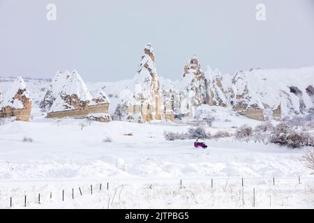 Pigeon Valley e Cave città di Goreme durante il periodo invernale. Cappadocia, Turchia. Foto Stock