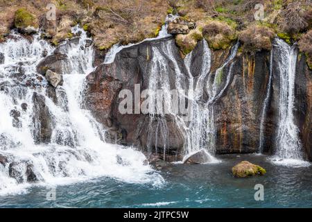 Hraunfossar, cascate che scorrono su un campo lavico, vicino a Húsafell, Islanda occidentale. Foto Stock