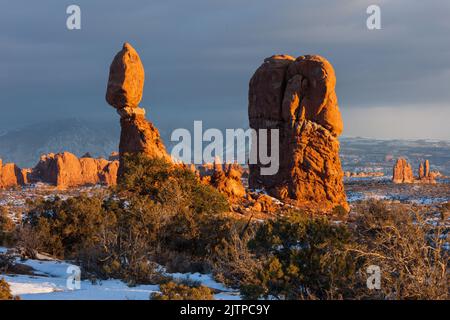 Tramonto invernale a Balanced Rock nel Parco Nazionale di Arches, Moab, Utah. Foto Stock