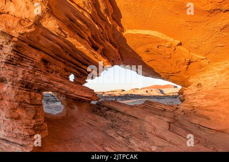 Numerosi piccoli archi nella colorata arenaria nel deserto vicino a Moab, Utah. Foto Stock