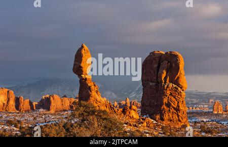 Tramonto invernale a Balanced Rock nel Parco Nazionale di Arches, Moab, Utah. Foto Stock