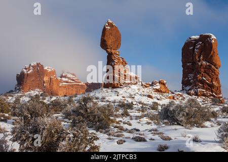 Balanced Rock e Owl Rock dopo una nevicata invernale nel parco nazionale di Arches, Moab, Utah. Foto Stock