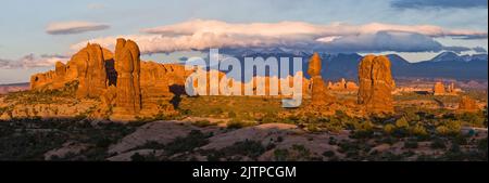 Panorama al tramonto di Balanced Rock nel parco nazionale di Arches, Moab, Utah. Montagne innevate la SAL sullo sfondo. Foto Stock