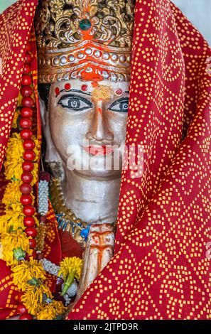 Statua della Dea Indù Sri Parvatiji all'interno del tempio Ganga Talao Jyotiinga al Grand Bassin Crater Lake, isola Mauritius Foto Stock