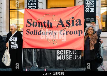 Londra, Regno Unito. 31 agosto 2022. I membri del gruppo di solidarietà dell'Asia del Sud e del Fossil Free Science Museum boicottano l'ultimo evento dedicato al Museo della Scienza Foto Stock