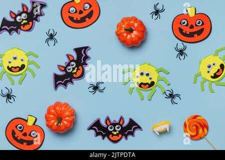 Decorazioni di Halloween su sfondo blu. Disposizione piatta vista dall'alto. Foto Stock