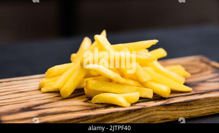 menu fast food patatine fritte salate in legno Foto Stock