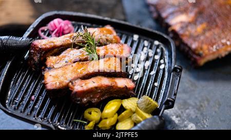 ricetta di carne alla griglia costolette di maiale al rosmarino affumicato Foto Stock