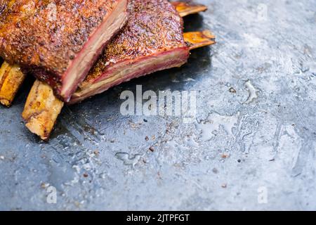 servizio di consegna cibo griglia carne costolette di manzo affumicato Foto Stock