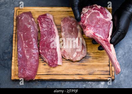 steakhouse cucina carne di manzo crudo chef bistecche Foto Stock