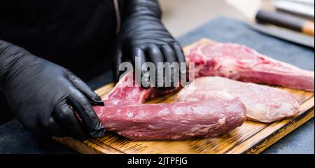 macelleria tagli freschi carne di manzo cruda bistecche chef Foto Stock