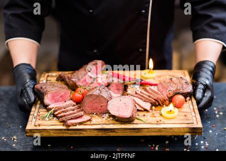 steakhouse, carne alla griglia, assortimento di bistecche a fette Foto Stock