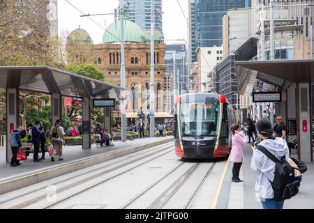 Il centro di Sydney lungo George Street, la stazione della metropolitana leggera del Municipio con il treno della metropolitana leggera dei pendolari, gli inverni giorno 2022, Sydney, NSW, Australia Foto Stock