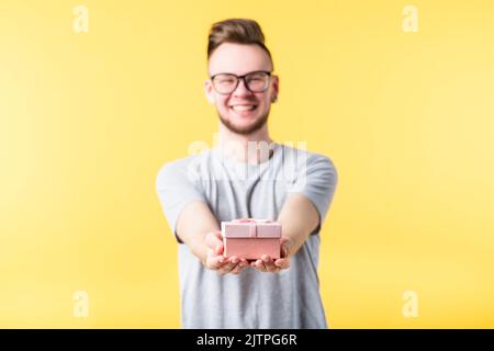 giorno speciale regalo sorpresa felice emotivo ragazzo Foto Stock
